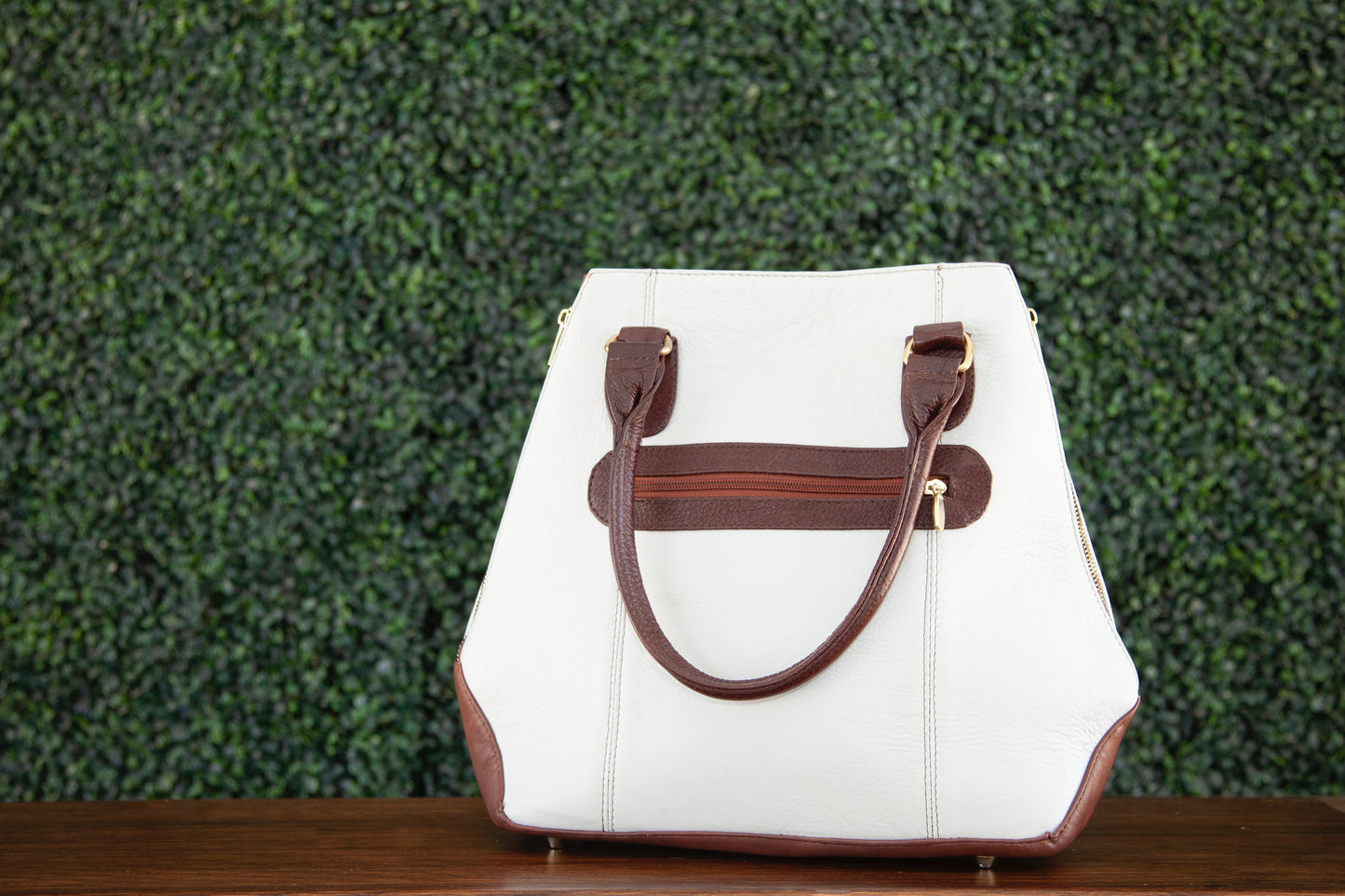 The Anna white/brown Vibora Handbag with side zippers